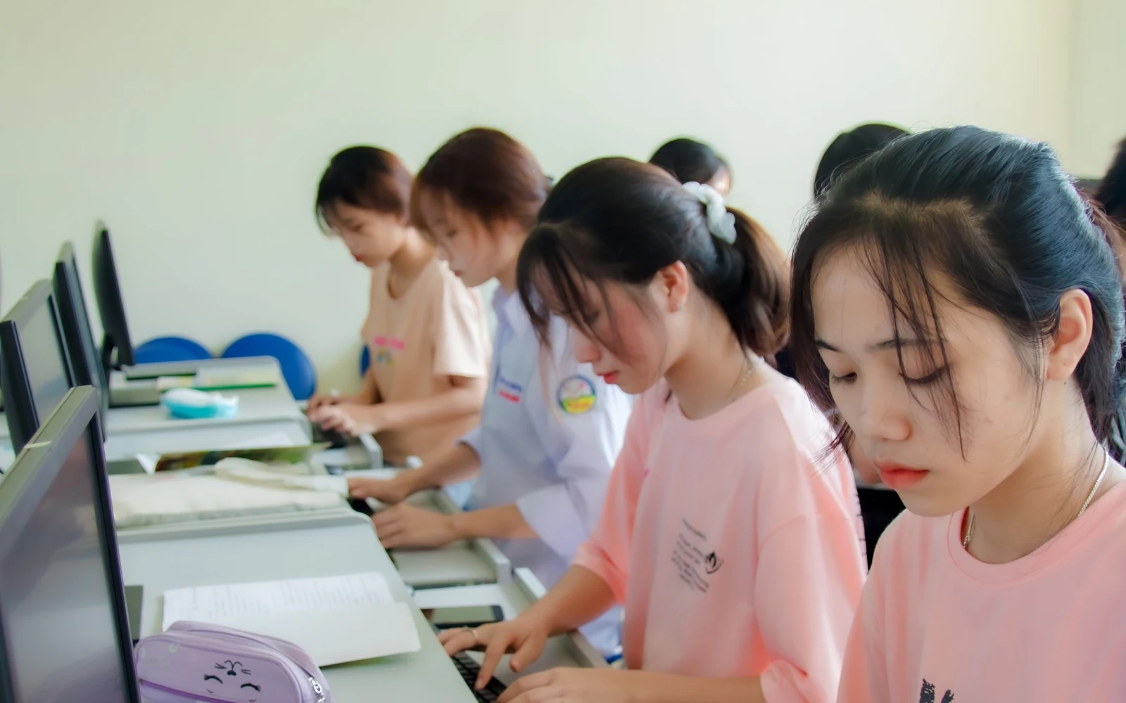亚洲学生在计算机教学实训空间开展课程学习